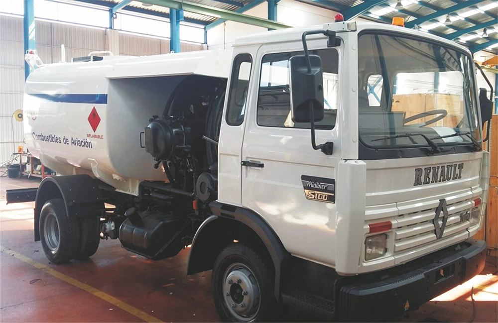 Cisterna de combustible con motor reconstruido