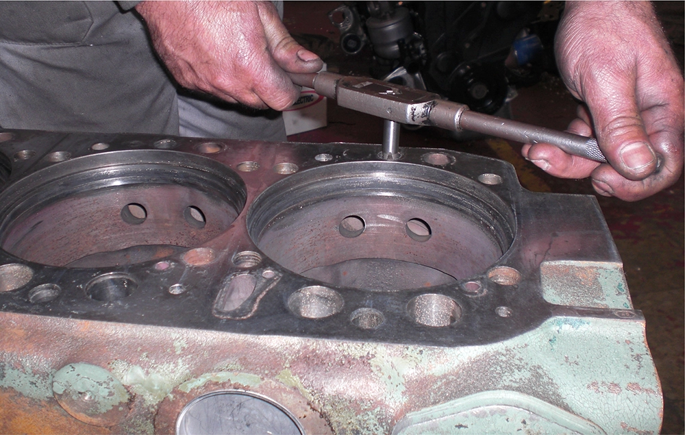 Operario trabajando en el taller