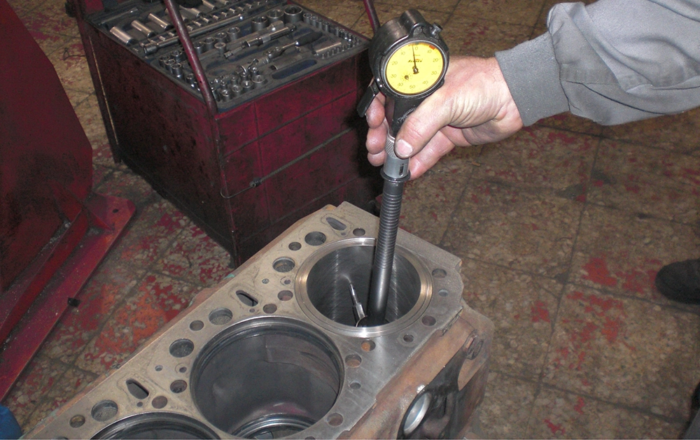 Operario trabajando en el taller