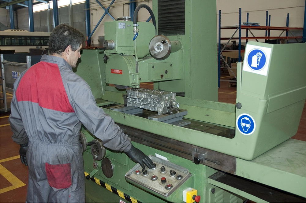 Operario trabajando en el taller