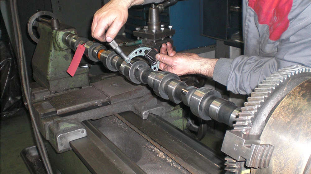 Operario trabajando en el taller