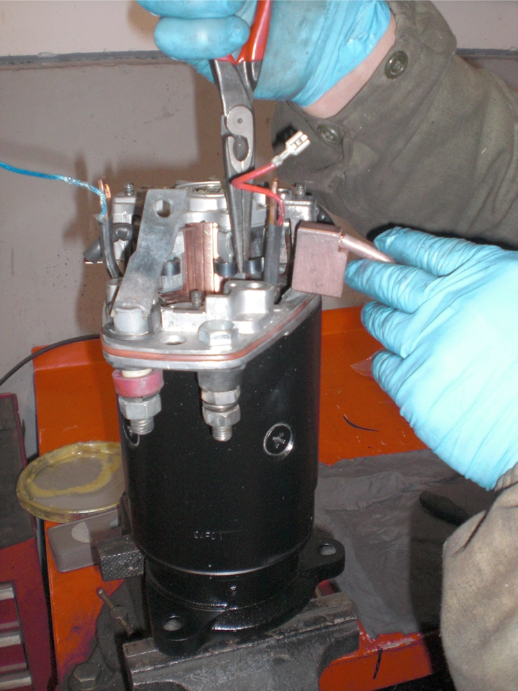 Operario trabajando en el taller