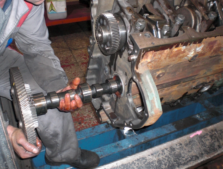 Operario trabajando en el taller