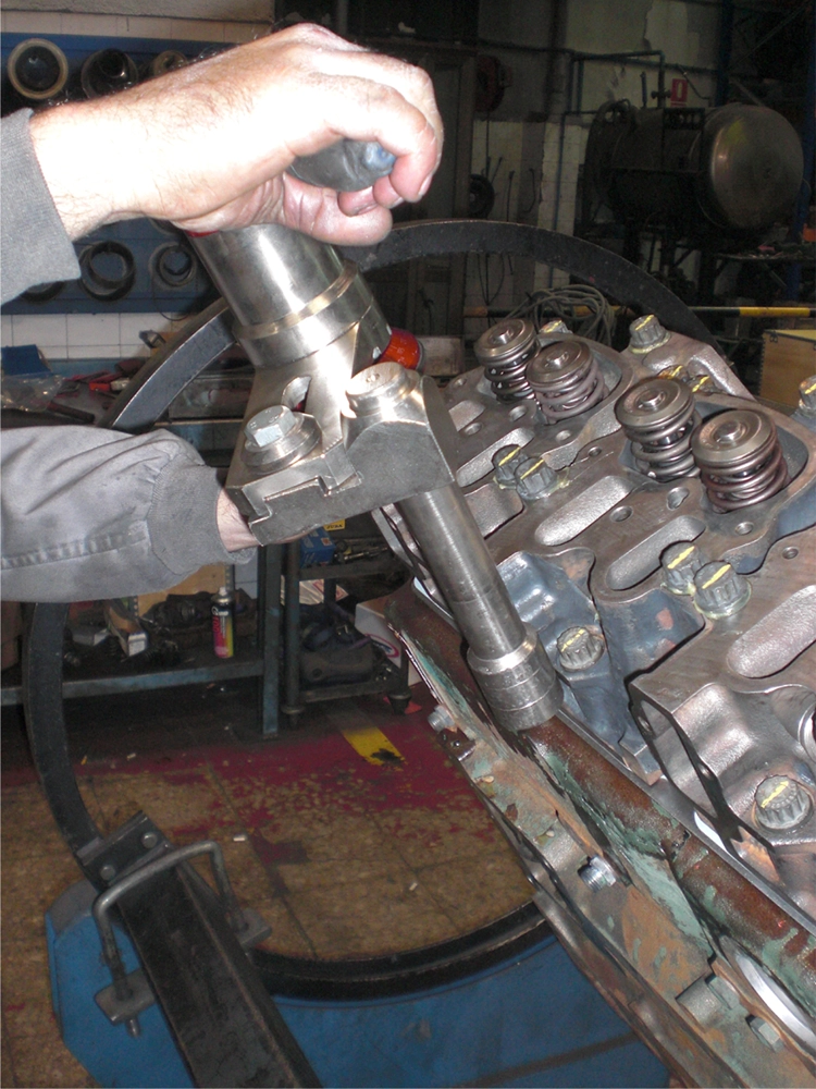 Operario trabajando en el taller