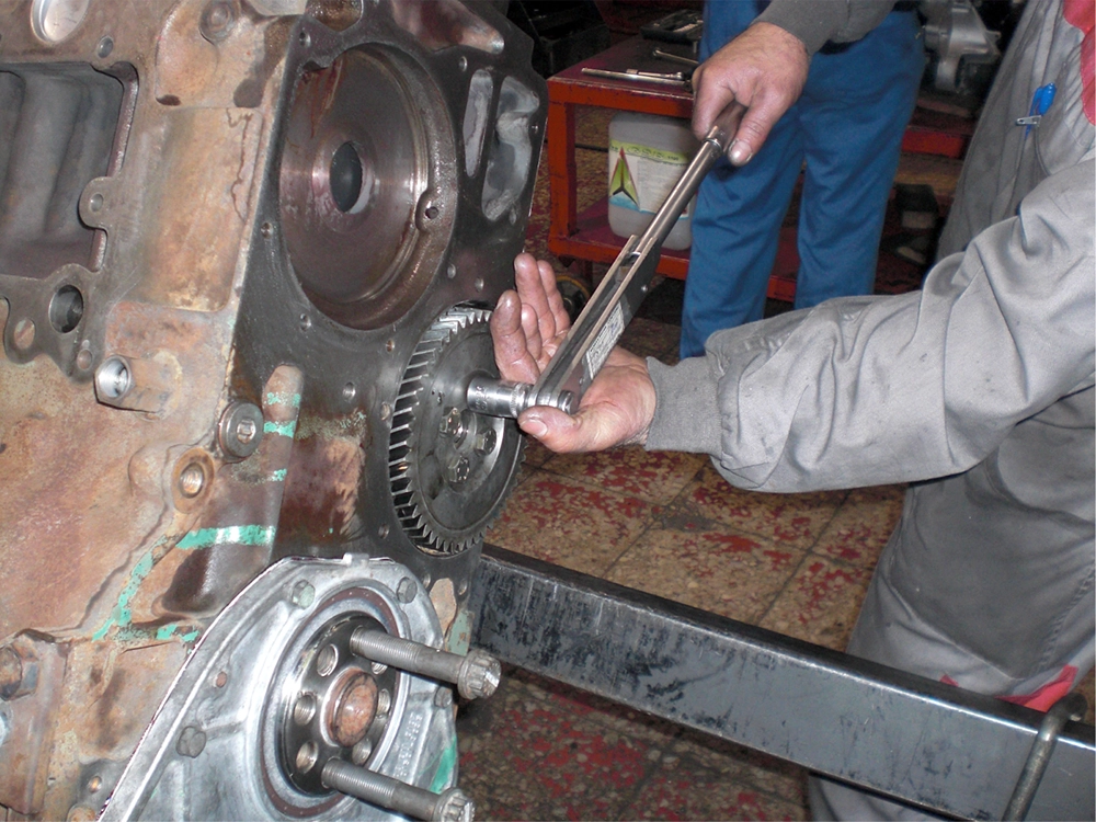 Operario trabajando en el taller