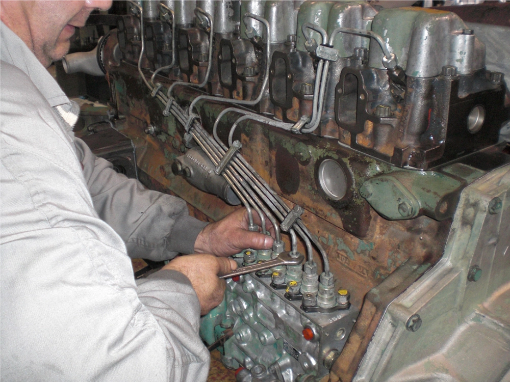 Operario trabajando en el taller