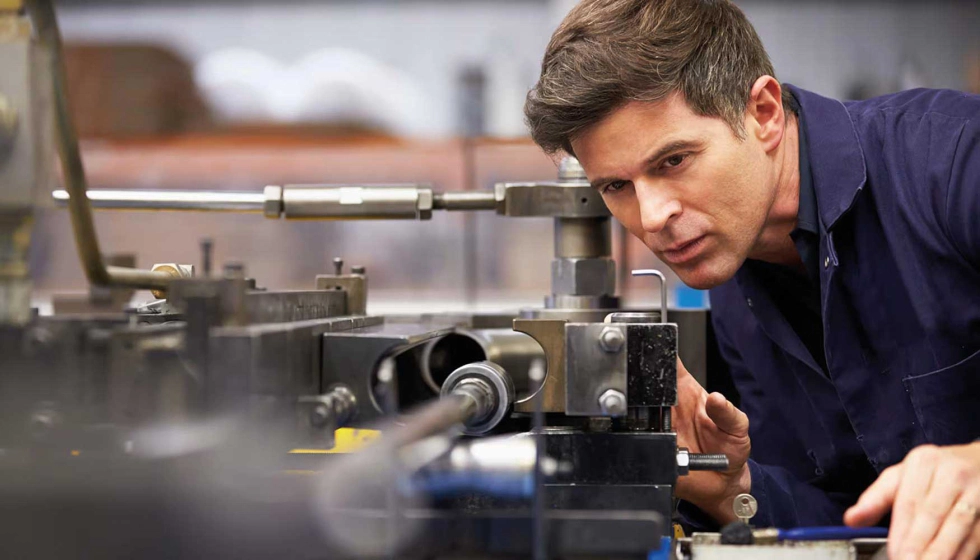 Detalle técnico de reconstrucción de motor y componentes