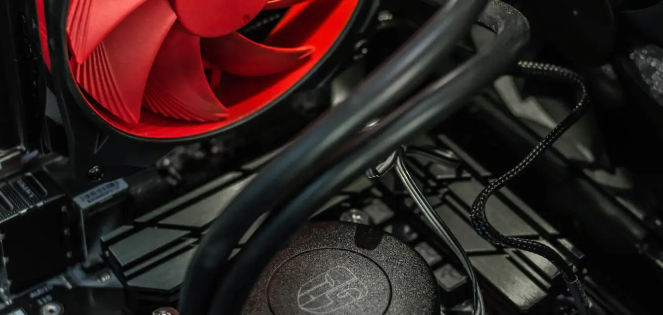 Detalle de componentes técnicos y materiales en proceso industrial